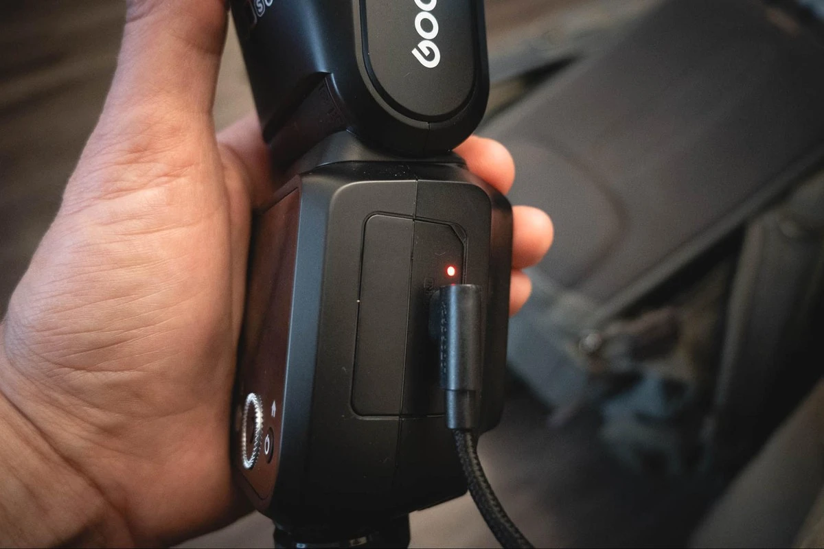 спалах Godox V100
